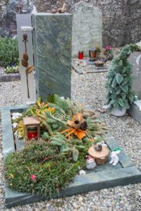 Urnengrab_Dorfer-Grün_Glas - Grabmal - Einzel und Urnengräber - Natursteine Schreiner - Allensbach