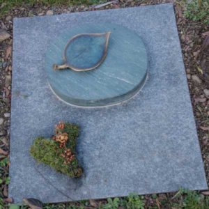 Urnenwiesengrab_Dorfer-Grün_Bronzeblatt- Grabmal-Urnen und Wiesengräber-Natursteine Schreiner-Allensbach